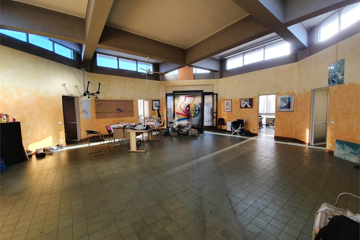 Ampia area uffici indipendente in locazione