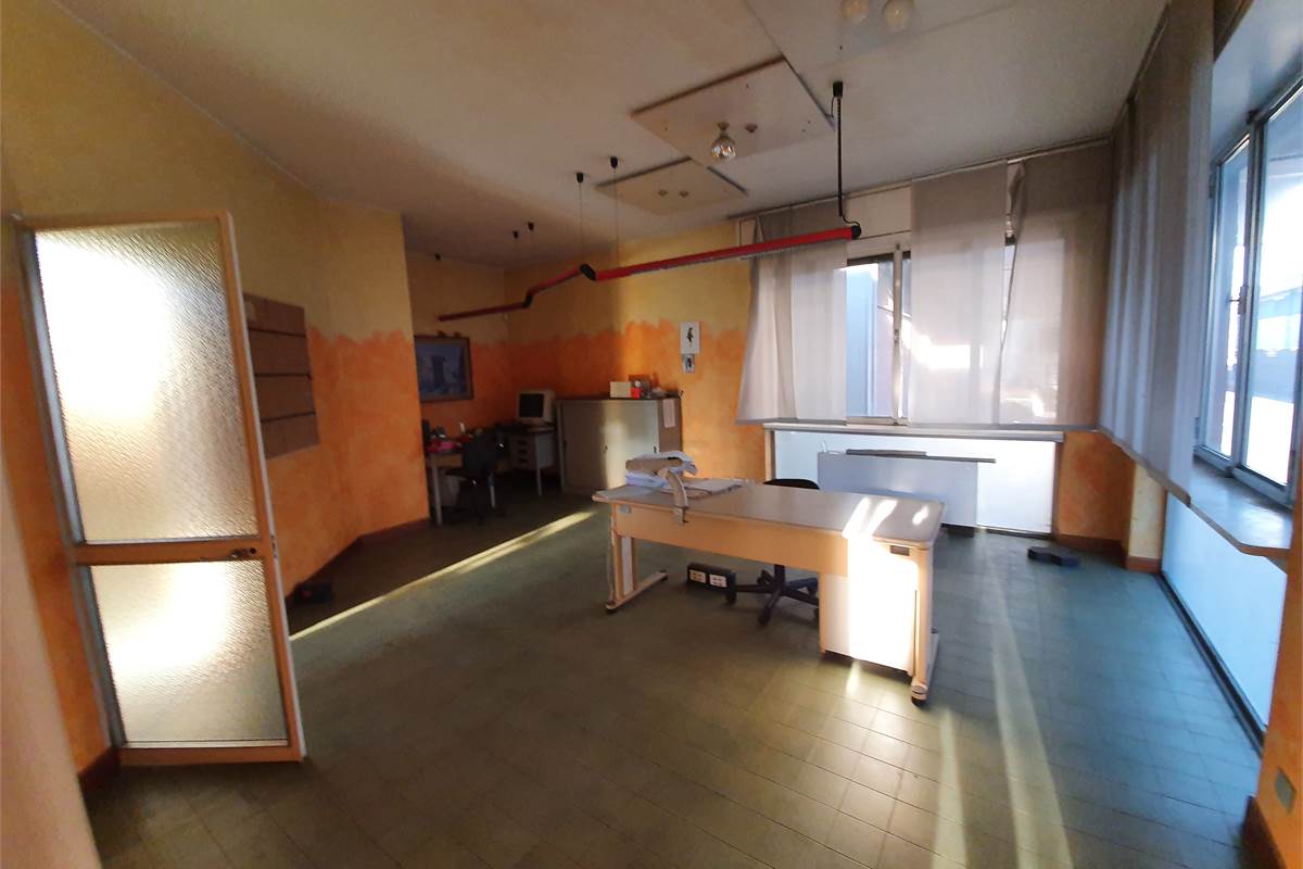 Ampia area uffici indipendente in locazione