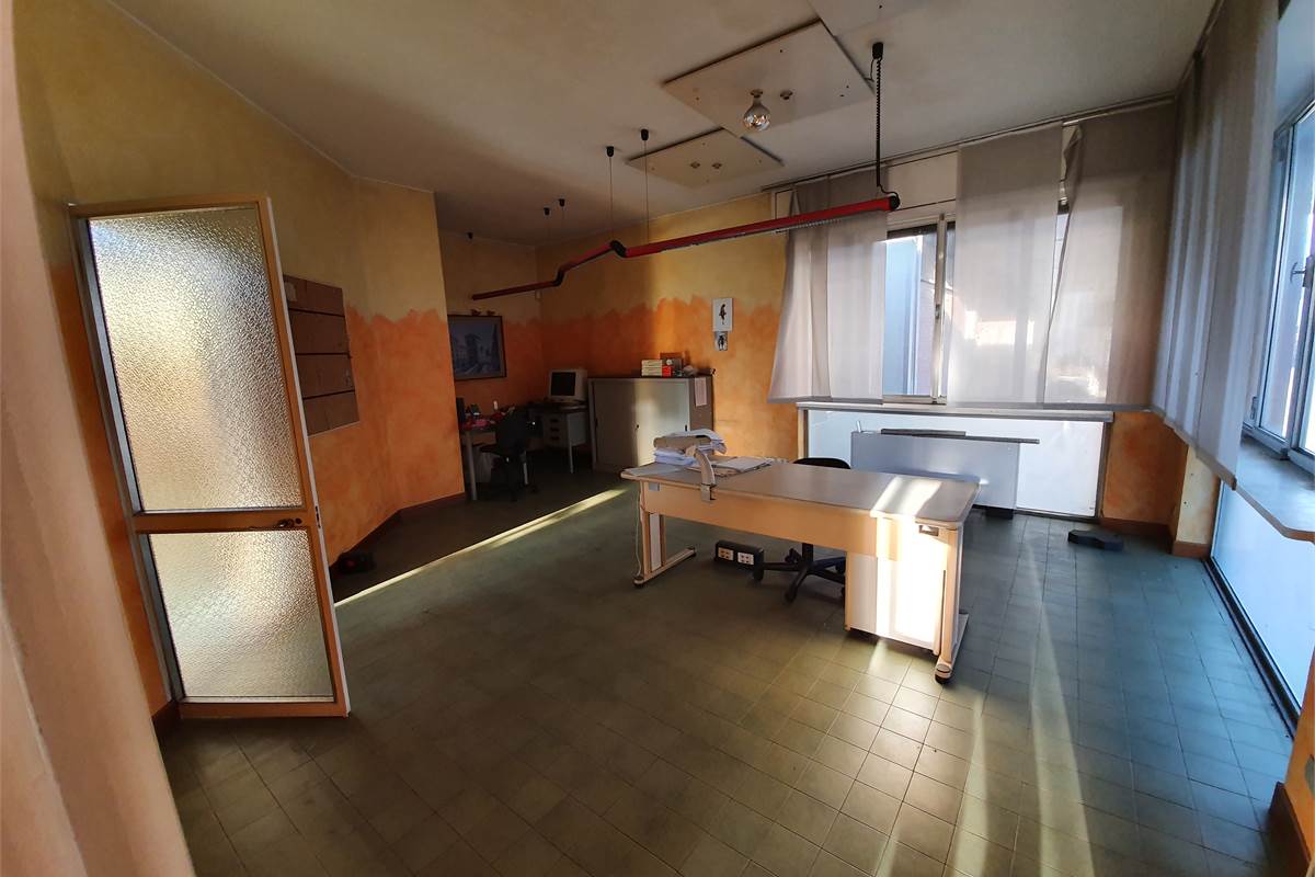 Ampia area uffici indipendente in locazione