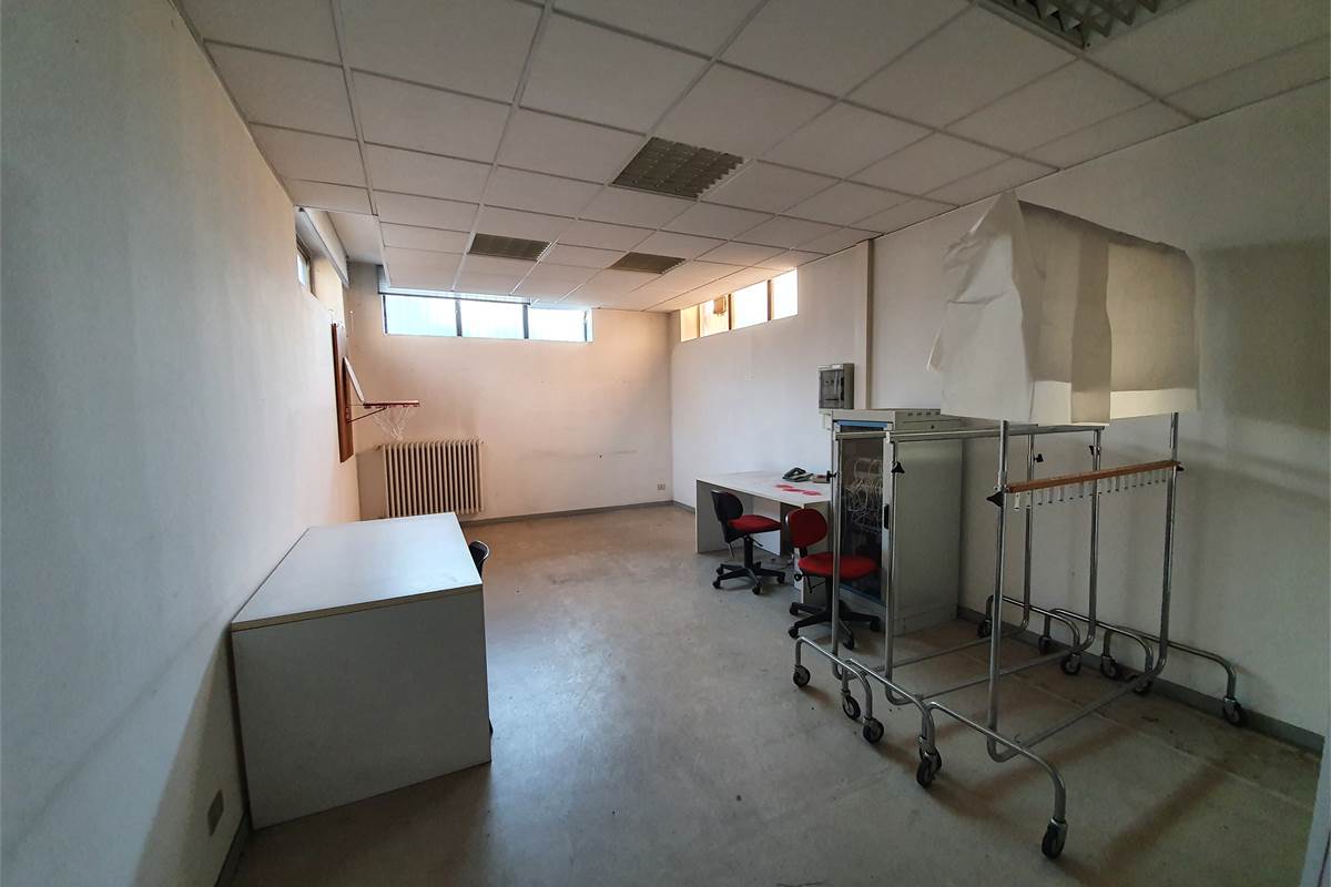 Ampia area uffici indipendente in locazione