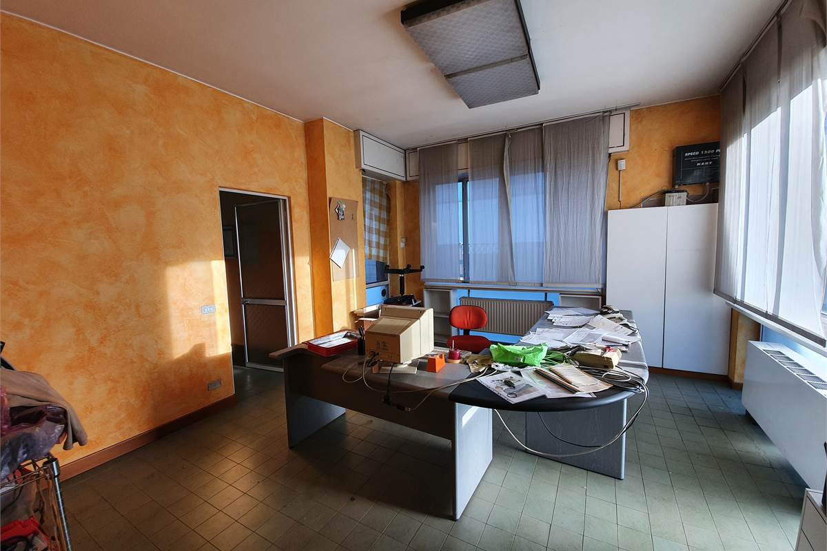 Ampia area uffici indipendente in locazione