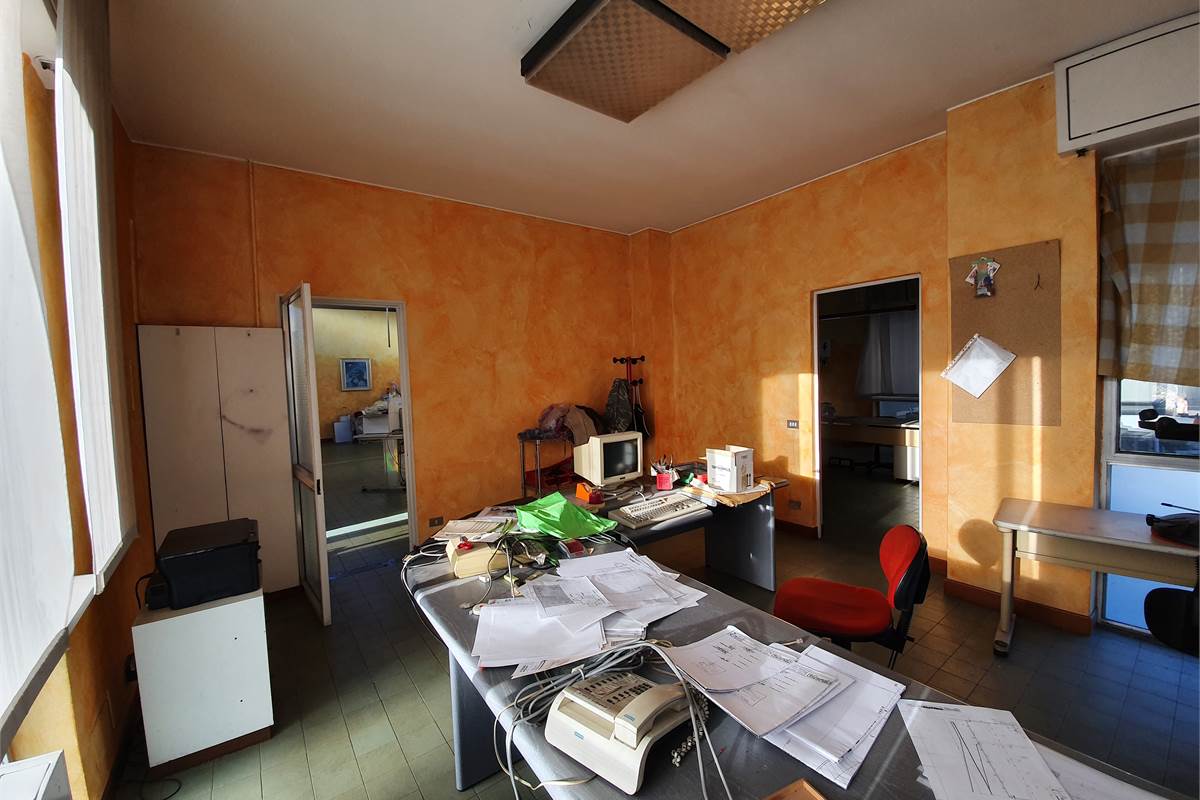 Ampia area uffici indipendente in locazione