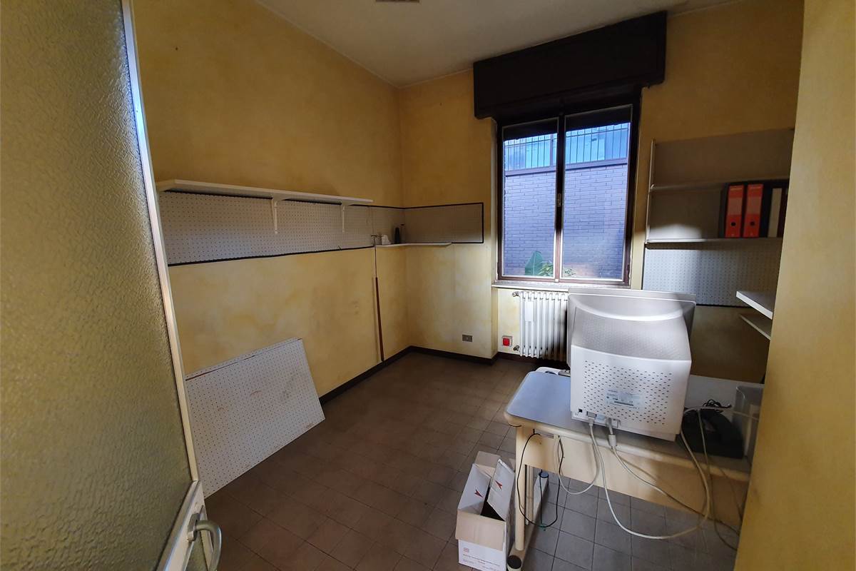 Ampia area uffici indipendente in locazione