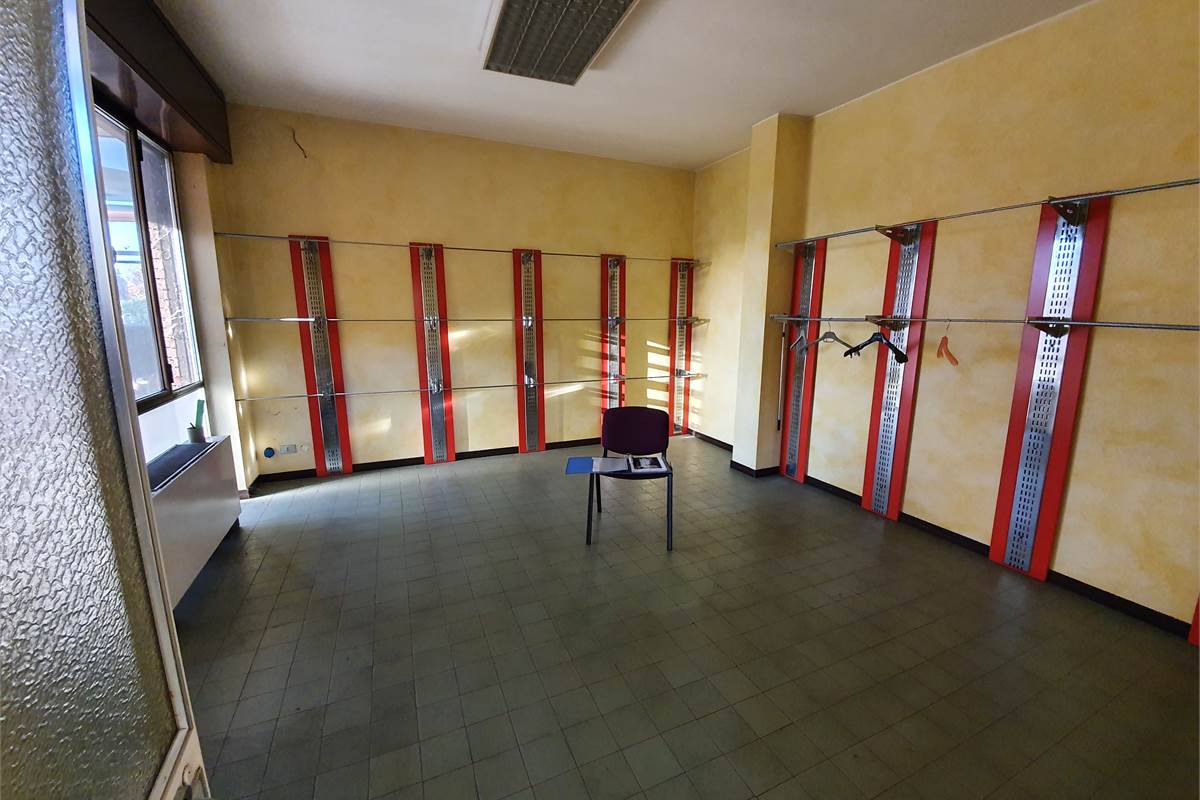 Ampia area uffici indipendente in locazione