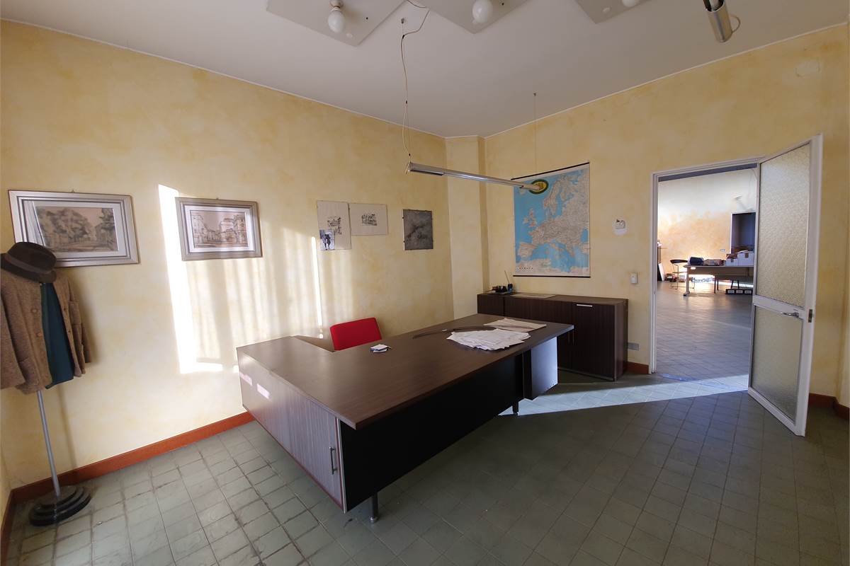 Ampia area uffici indipendente in locazione