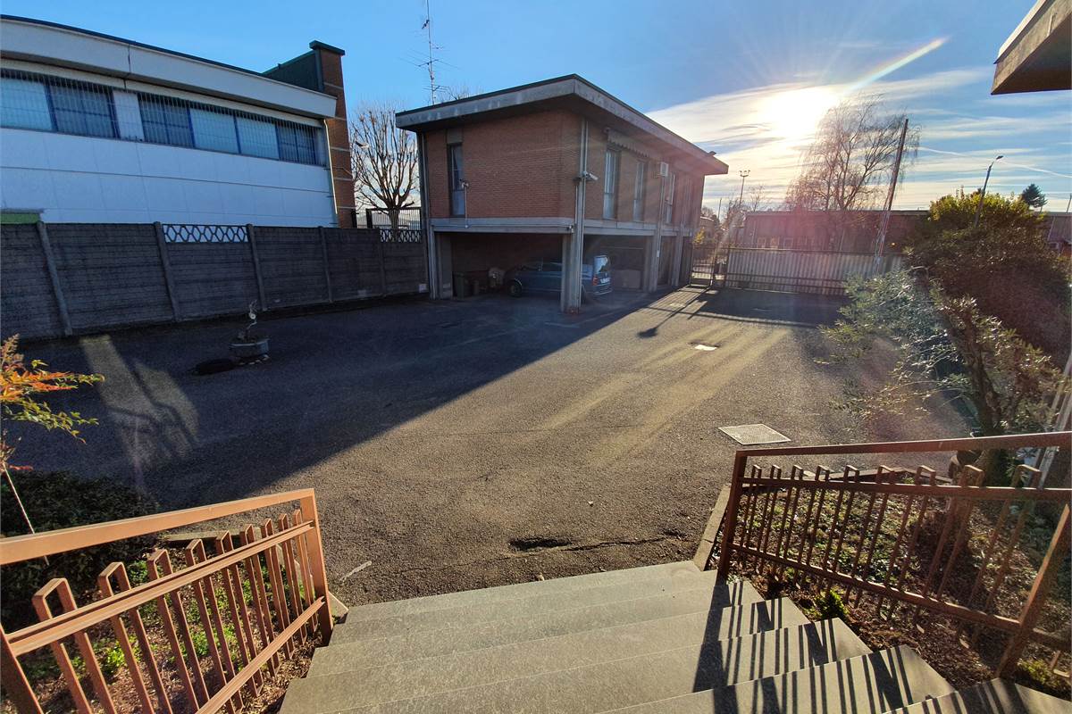 Ampia area uffici indipendente in locazione