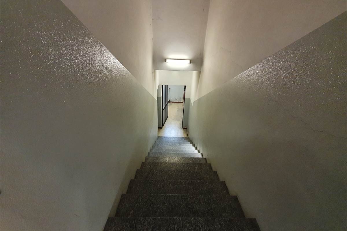 Ampia area uffici indipendente in locazione