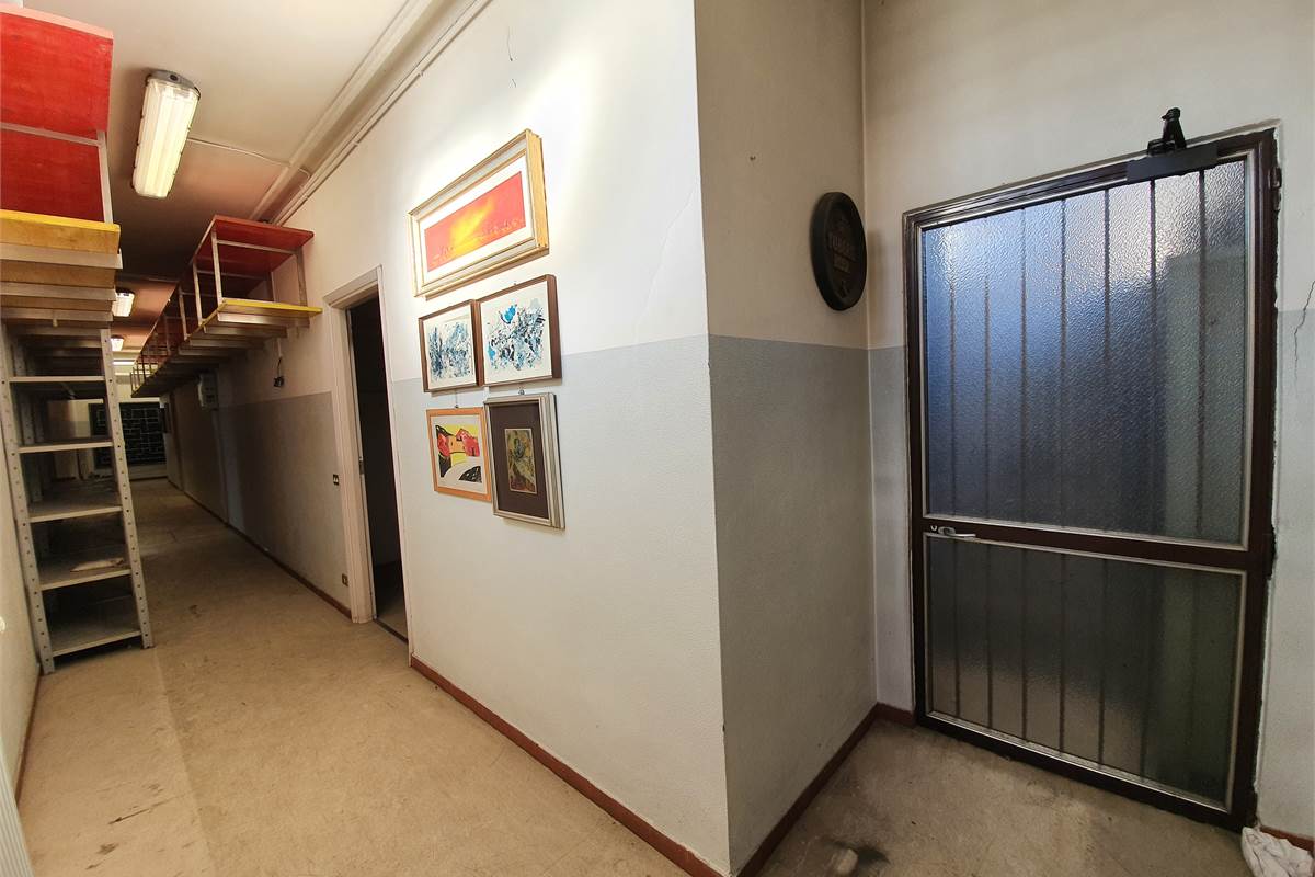 Ampia area uffici indipendente in locazione