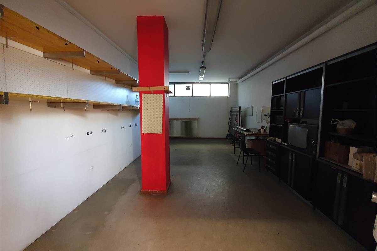 Ampia area uffici indipendente in locazione