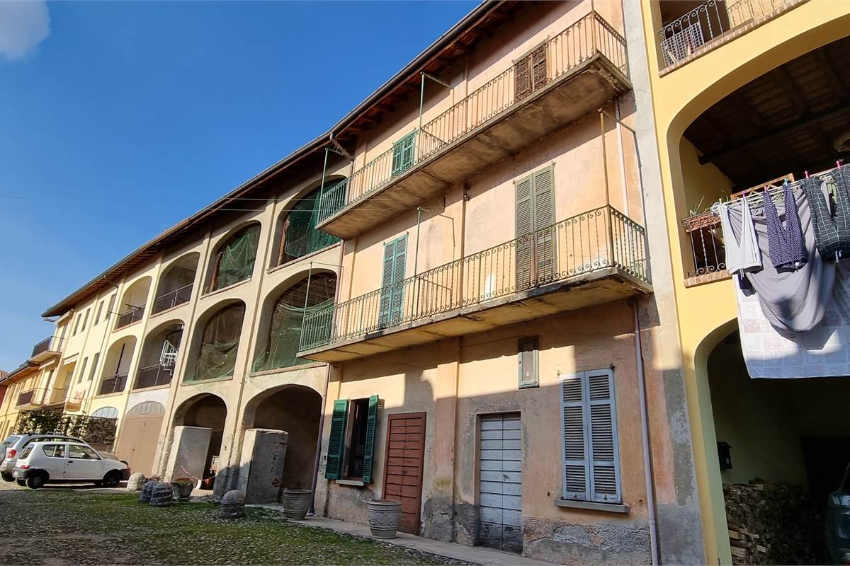 Rustico-cascinale terra tetto in vendita a Fenegrò