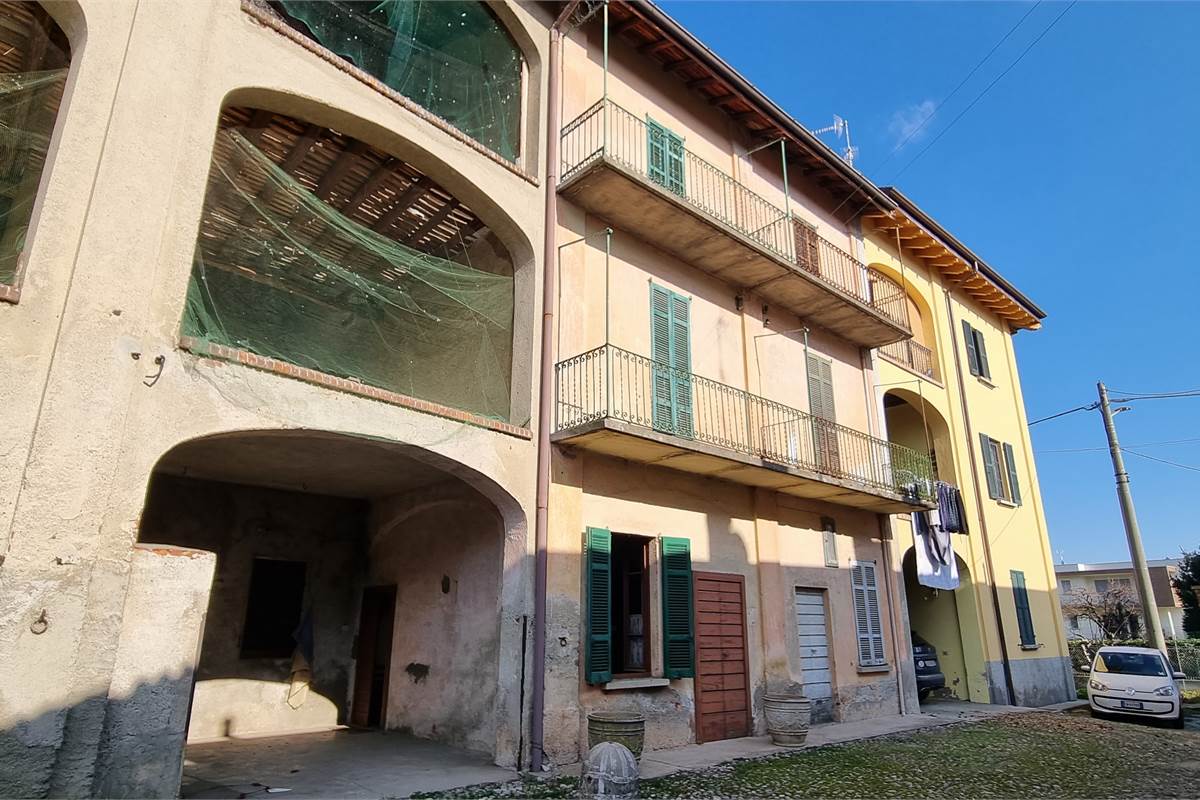 Rustico-cascinale terra tetto in vendita a Fenegrò