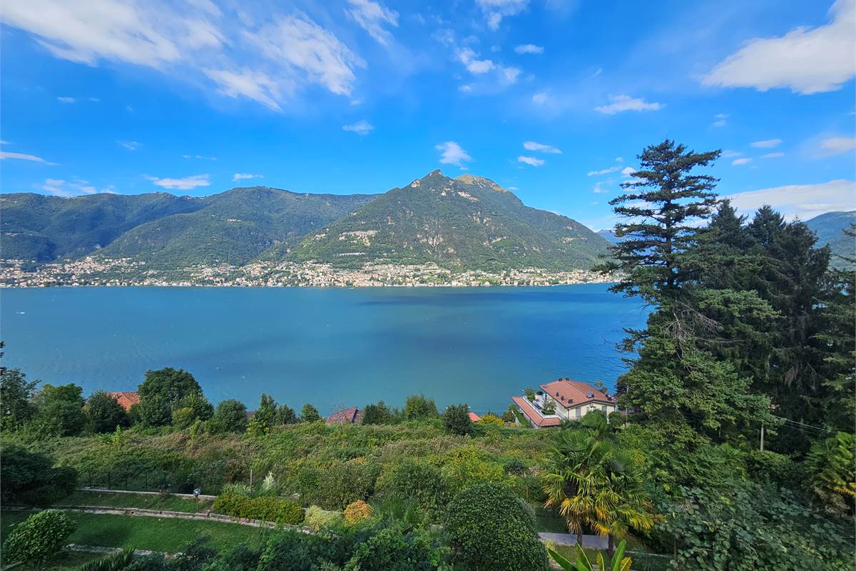 Luminoso attico con spettacolare vista lago