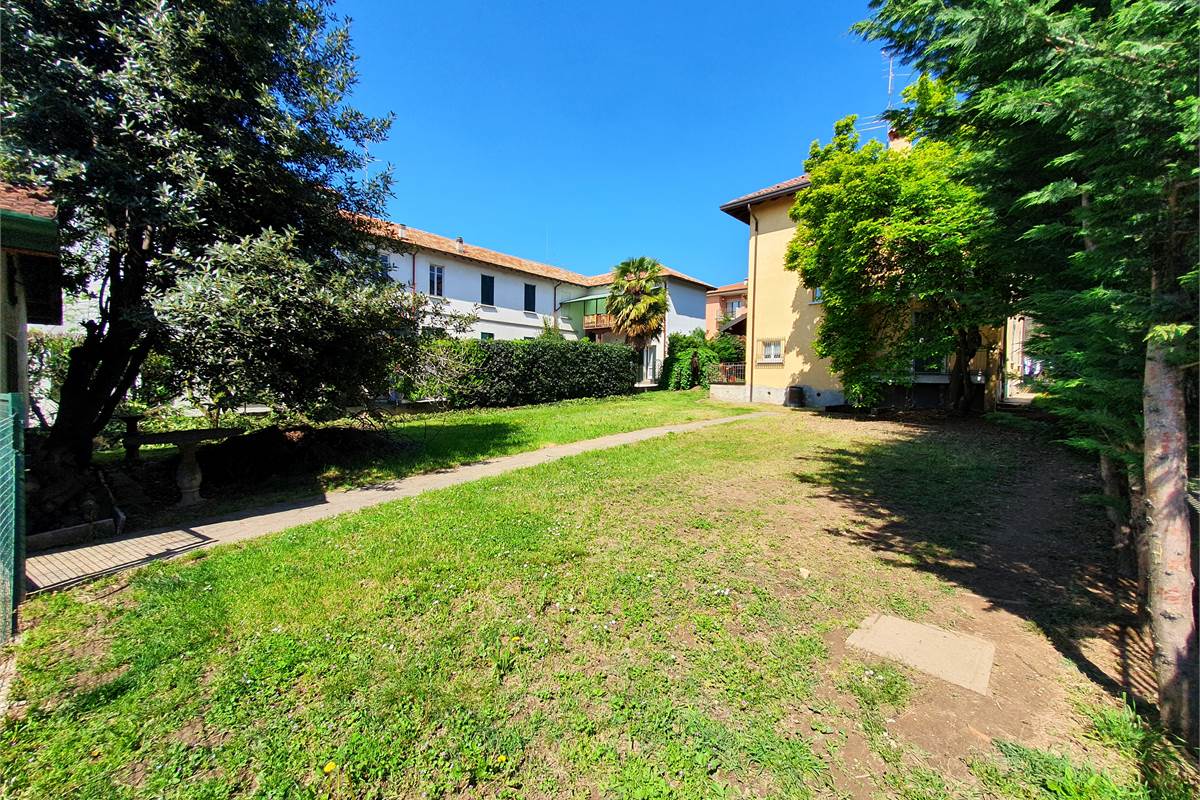 Villa Singola con due appartamenti e giardino