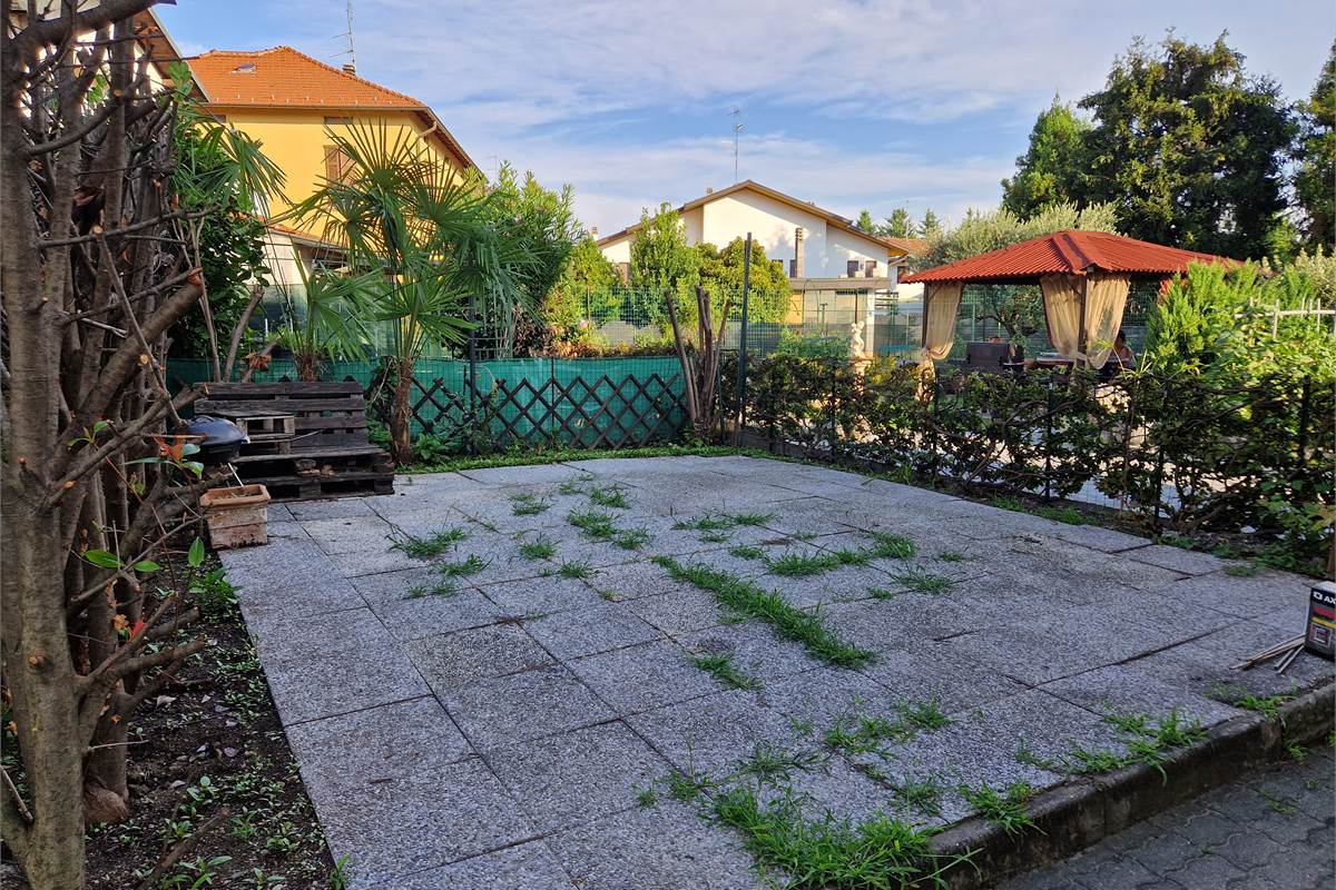 Bilocale a Fino Mornasco con giardino