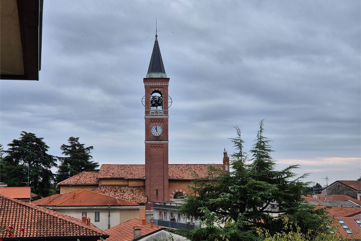 Bilocale con due balconi, autorimessa e cantina 