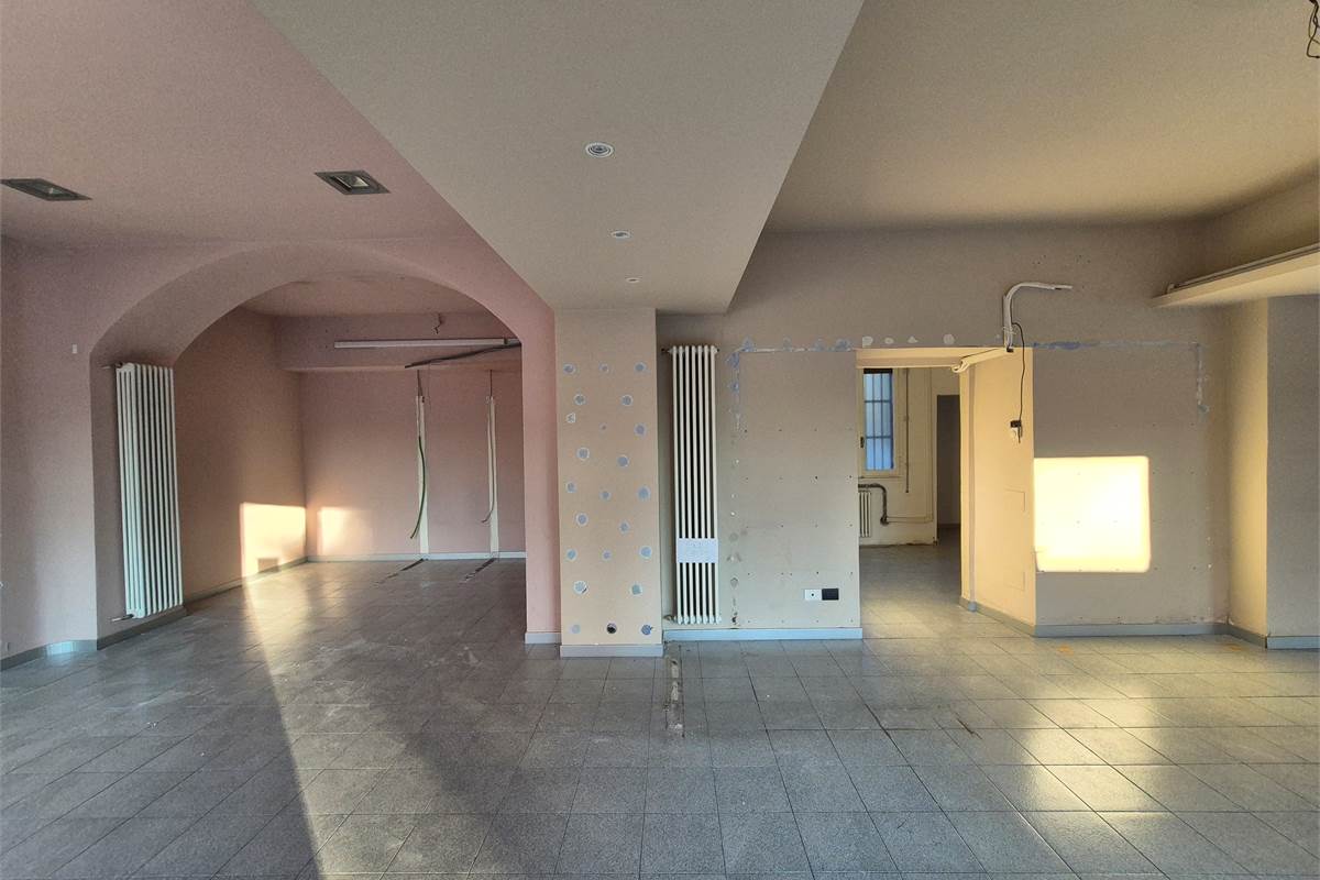 Negozio di 120 mq a Fino Mornasco