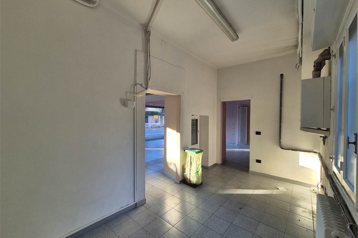 Negozio di 120 mq a Fino Mornasco