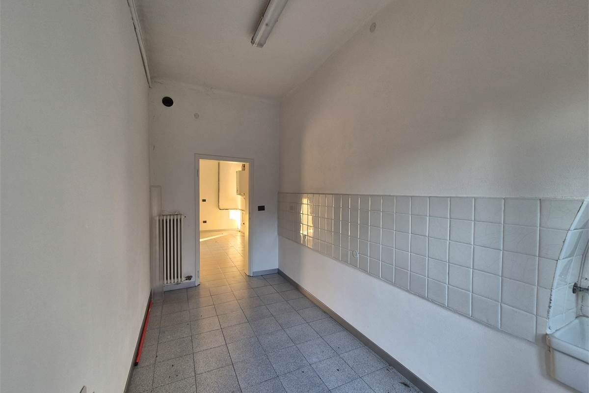 Negozio di 120 mq a Fino Mornasco