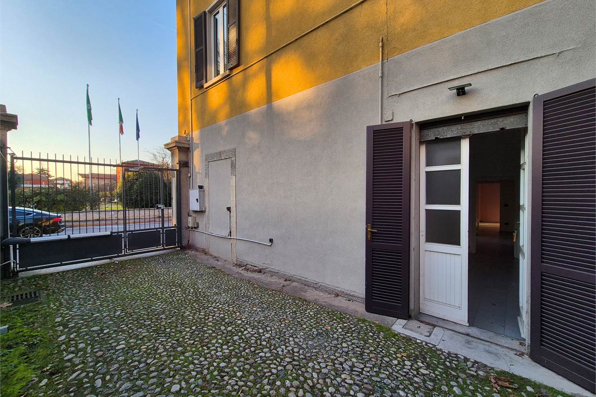 Negozio di 120 mq a Fino Mornasco