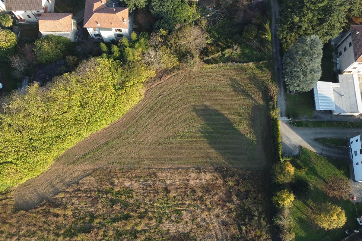 Vendesi valido terreno edificabile a Lomazzo 