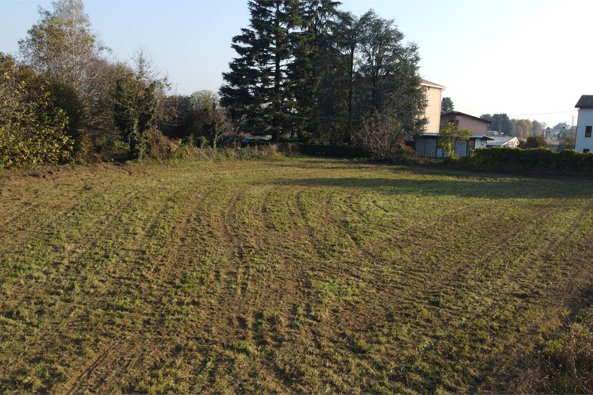 Vendesi valido terreno edificabile a Lomazzo 