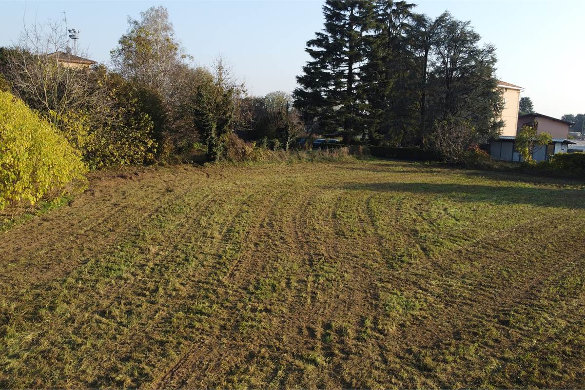 Vendesi valido terreno edificabile a Lomazzo 