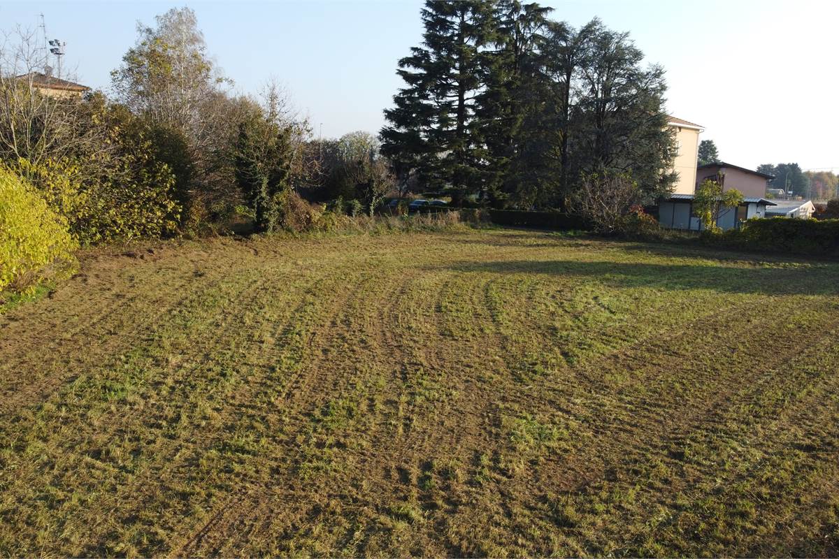 Vendesi valido terreno edificabile a Lomazzo 