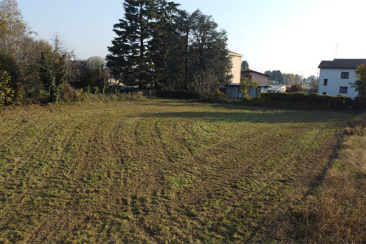 Vendesi valido terreno edificabile a Lomazzo 