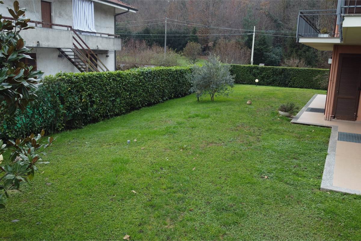 Signorile quadrilocale in villa con giardino 