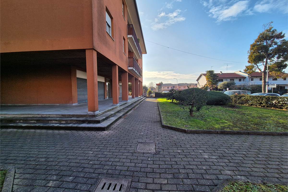 Interessante negozio in vendita a Cermenate