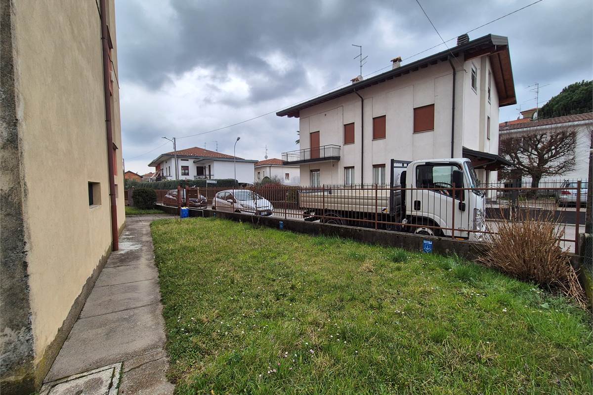 Trilocale con cantina a Lurate Caccivio