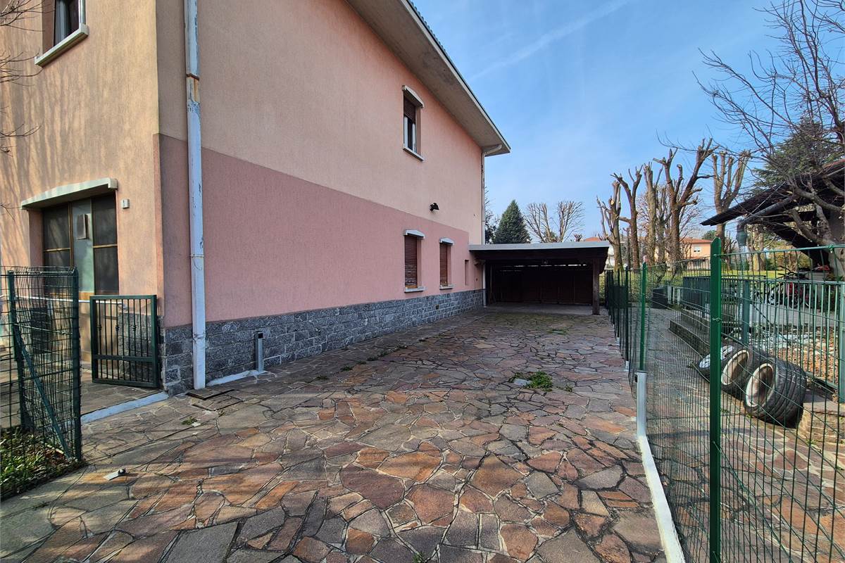 Abitazione con negozio in vendita a Bregnano