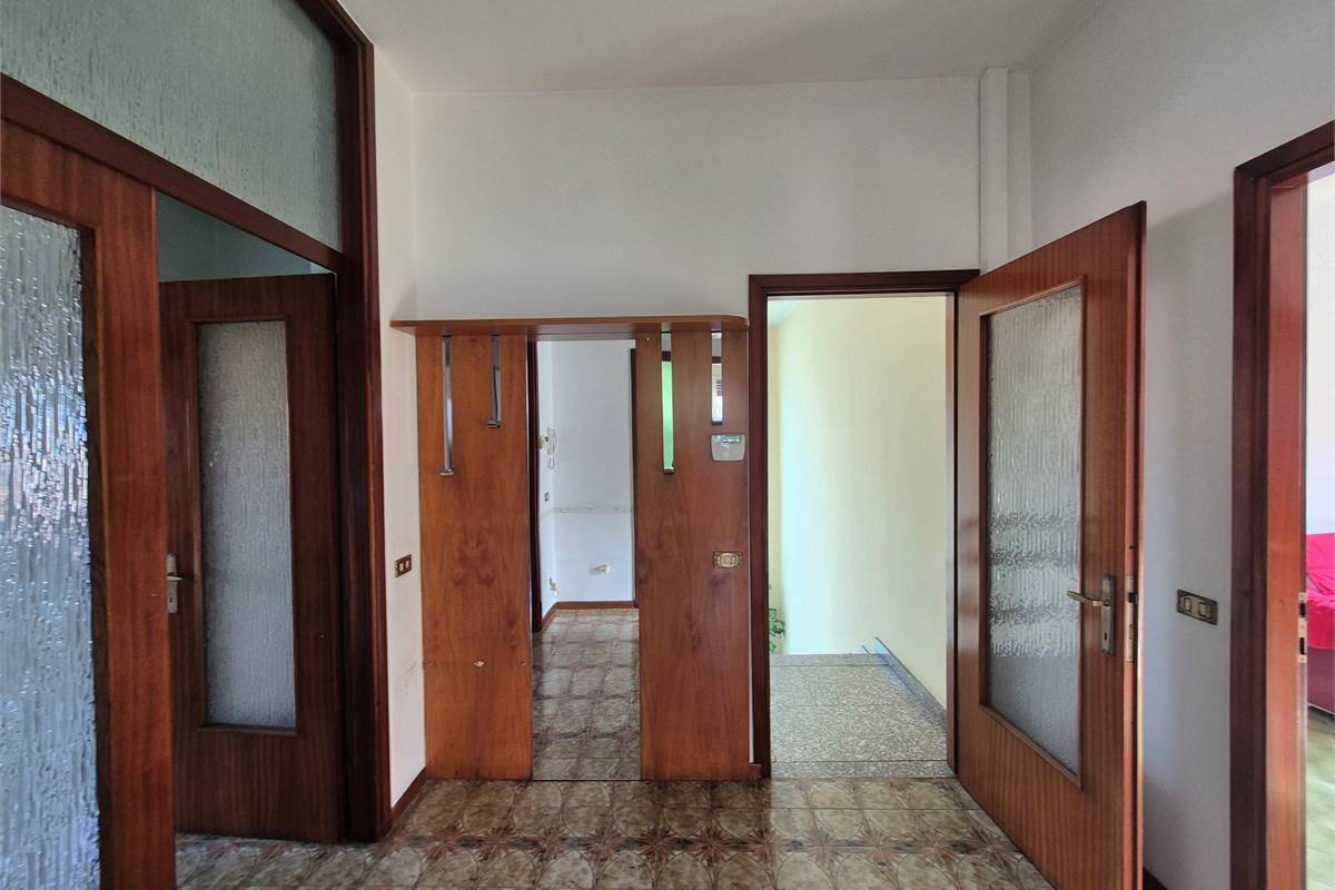 Abitazione con negozio in vendita a Bregnano