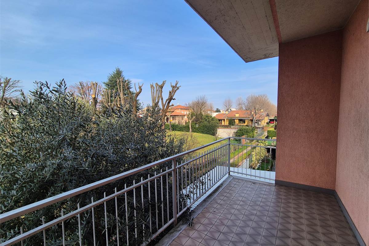 Abitazione con negozio in vendita a Bregnano