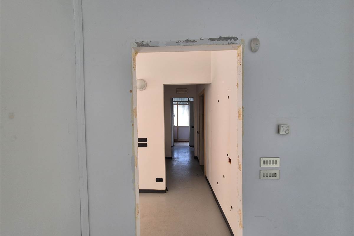 Abitazione con negozio in vendita a Bregnano