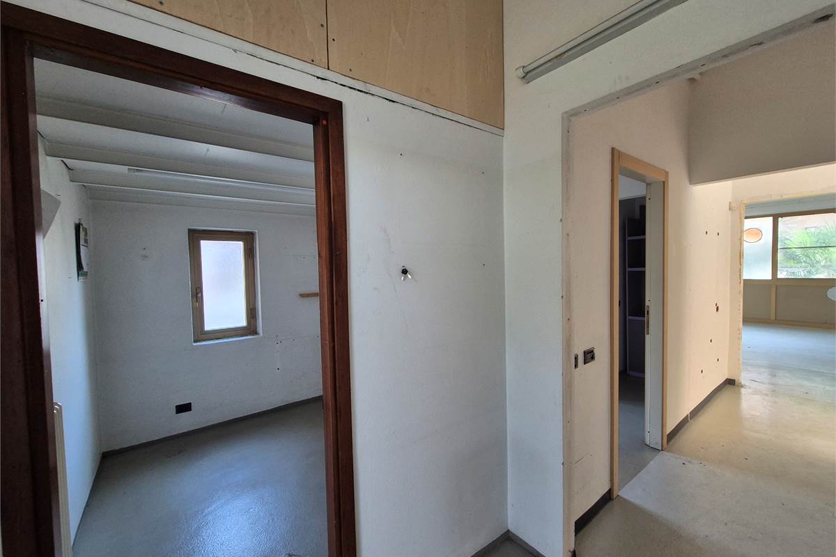 Grande negozio in vendita a Bregnano 