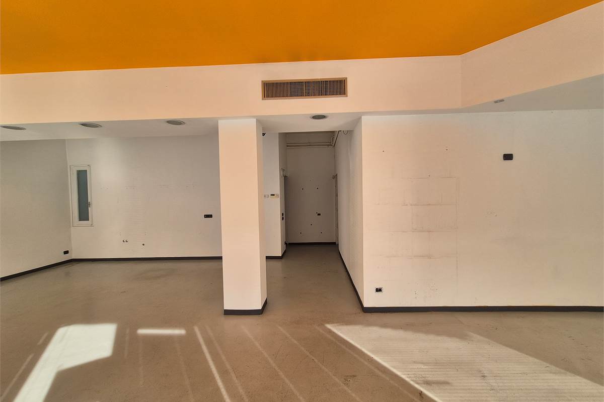 Grande negozio in vendita a Bregnano 
