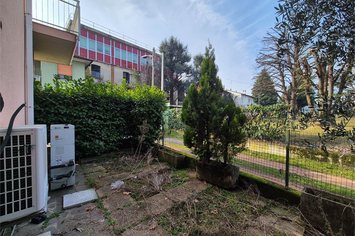 Grande negozio in vendita a Bregnano 