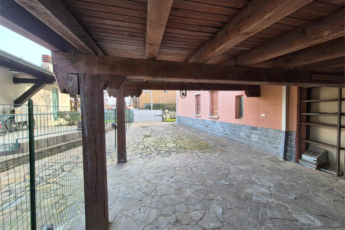 Trilocale indipendente con giardino e box
