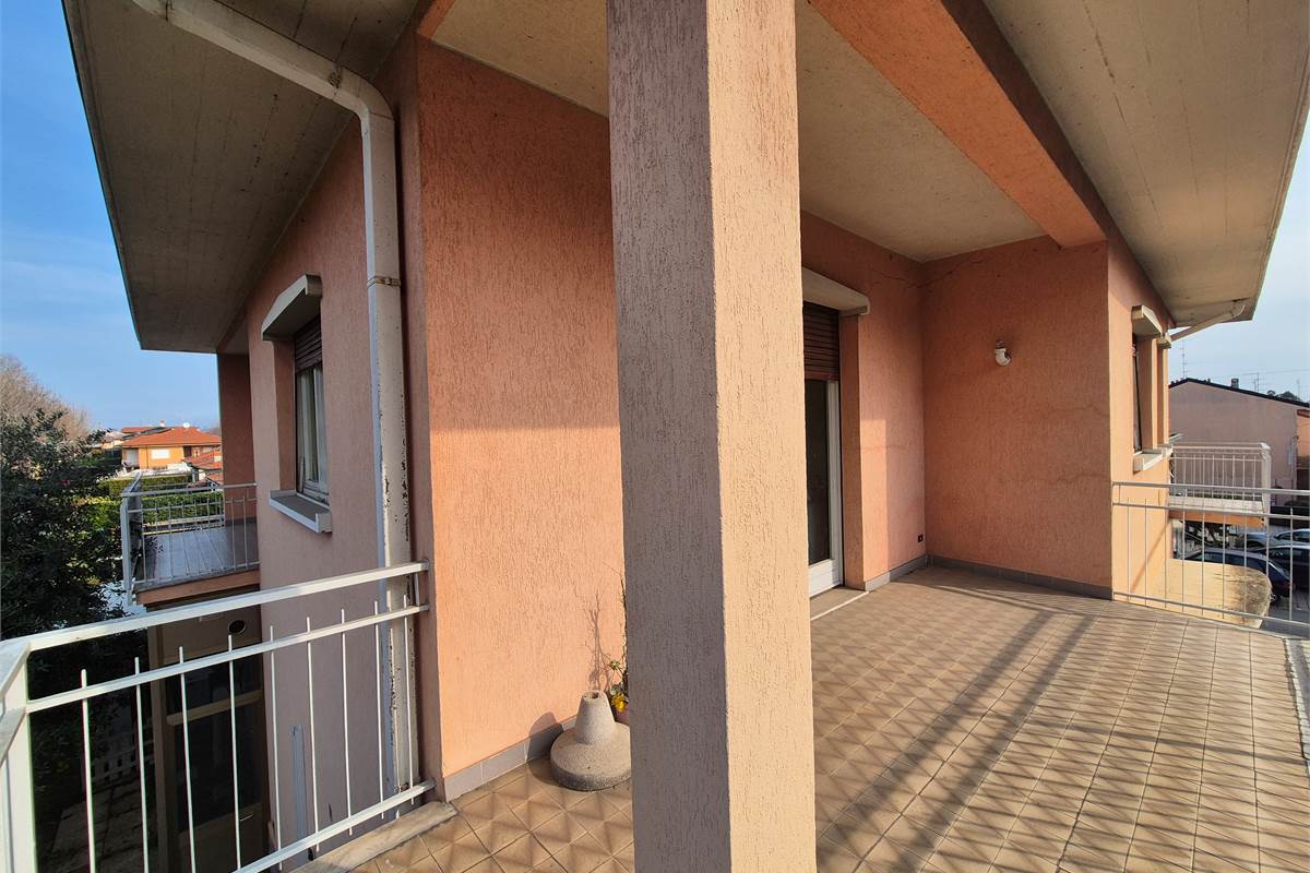 Abitazione con negozio in vendita a Bregnano