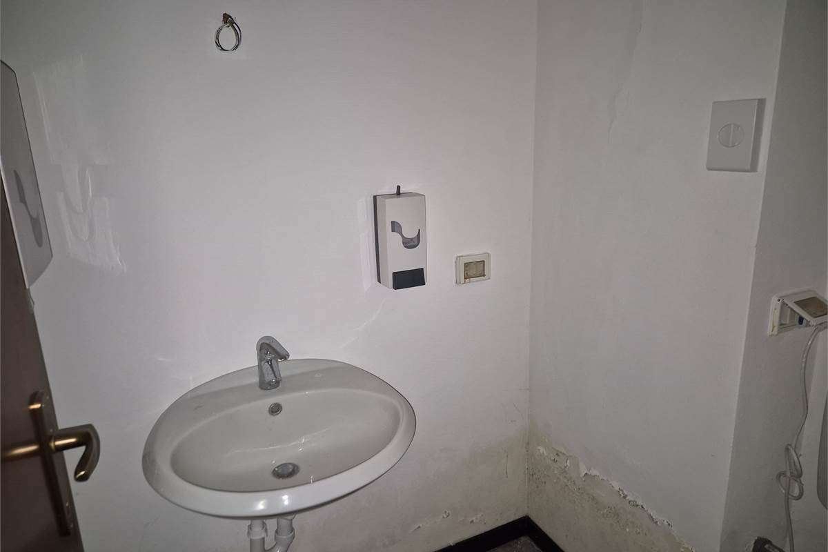 Interessante negozio in vendita a Villa guardia
