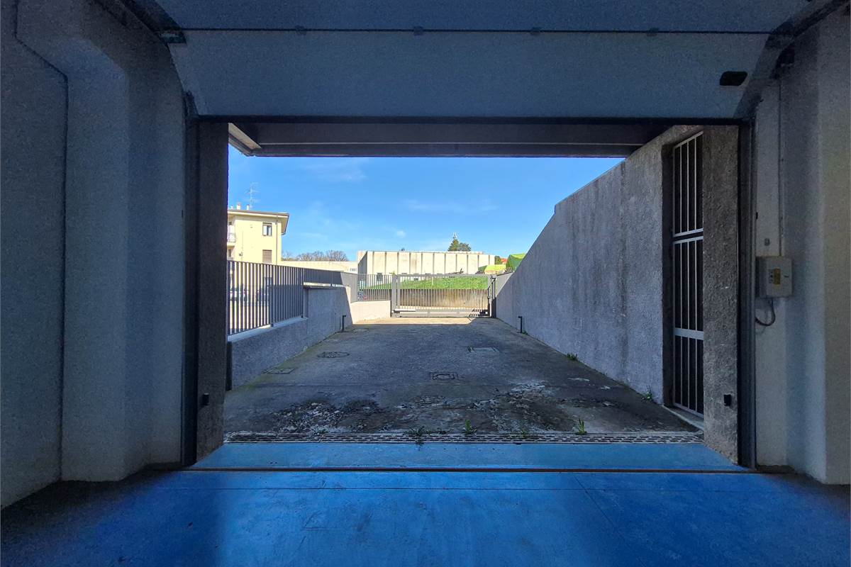 Capannone a Oltrona di San Mamette