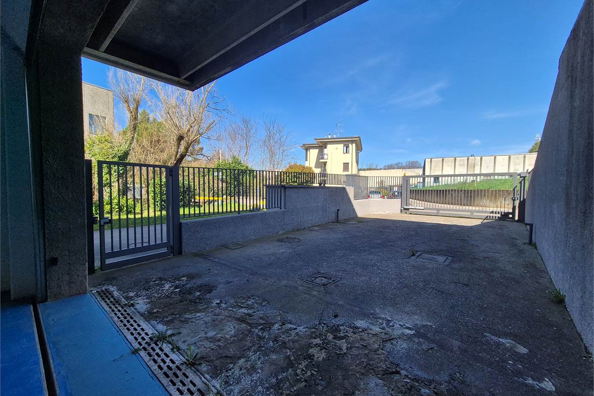 Capannone a Oltrona di San Mamette