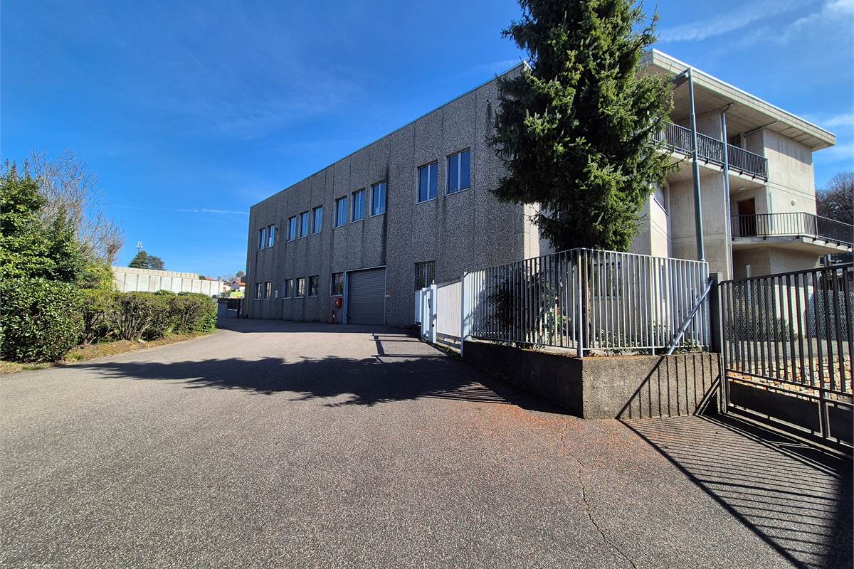 Capannone a Oltrona di San Mamette