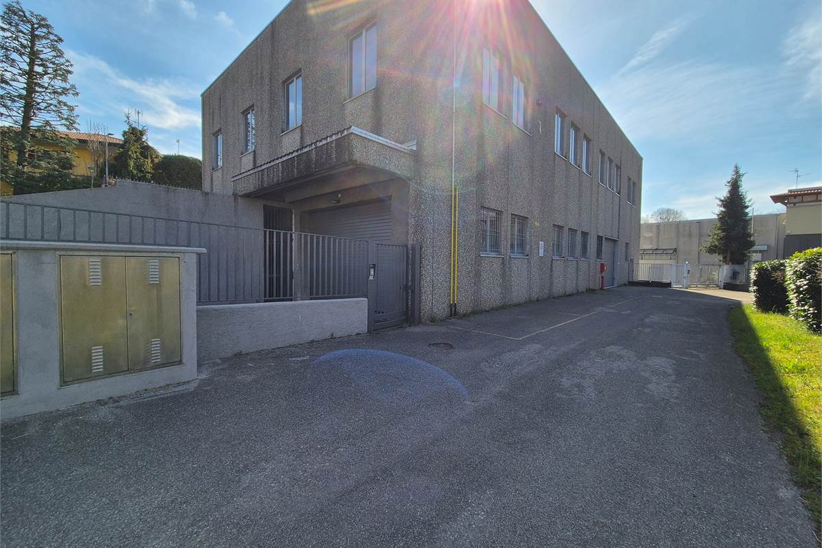 Capannone a Oltrona di San Mamette