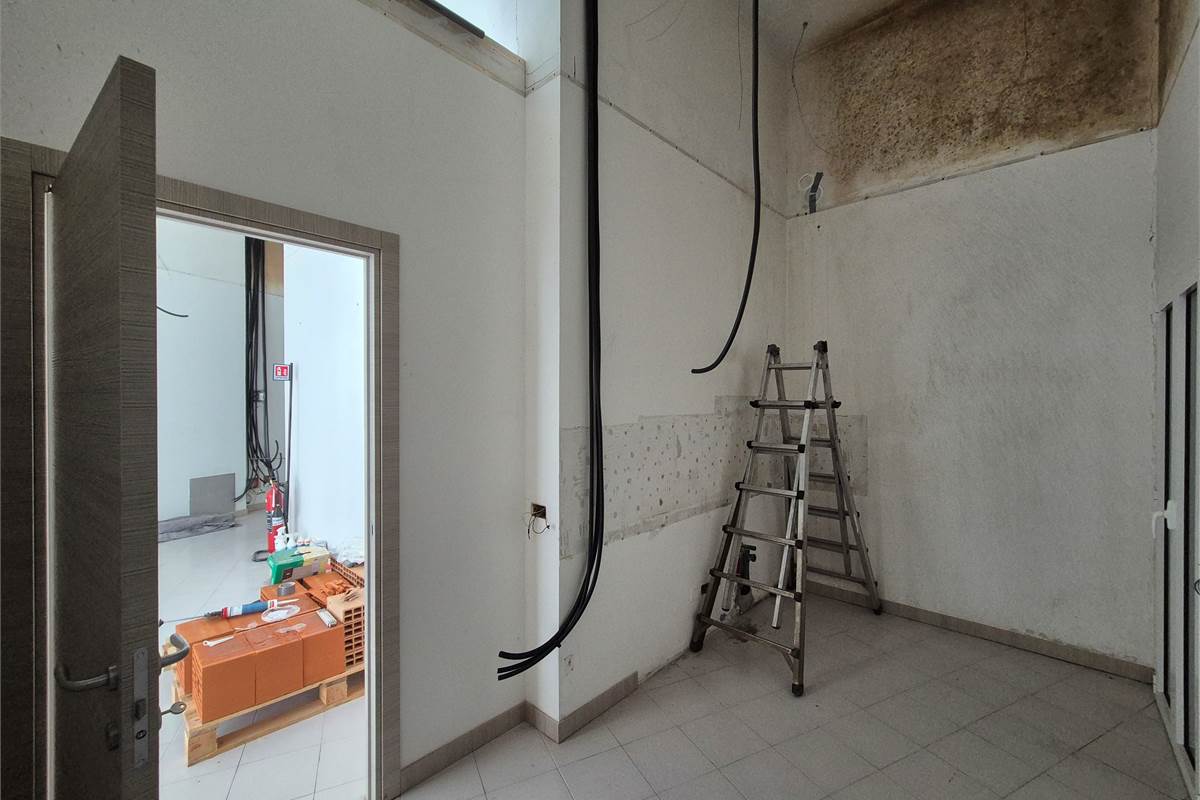 Vendesi ufficio completamente ristrutturato