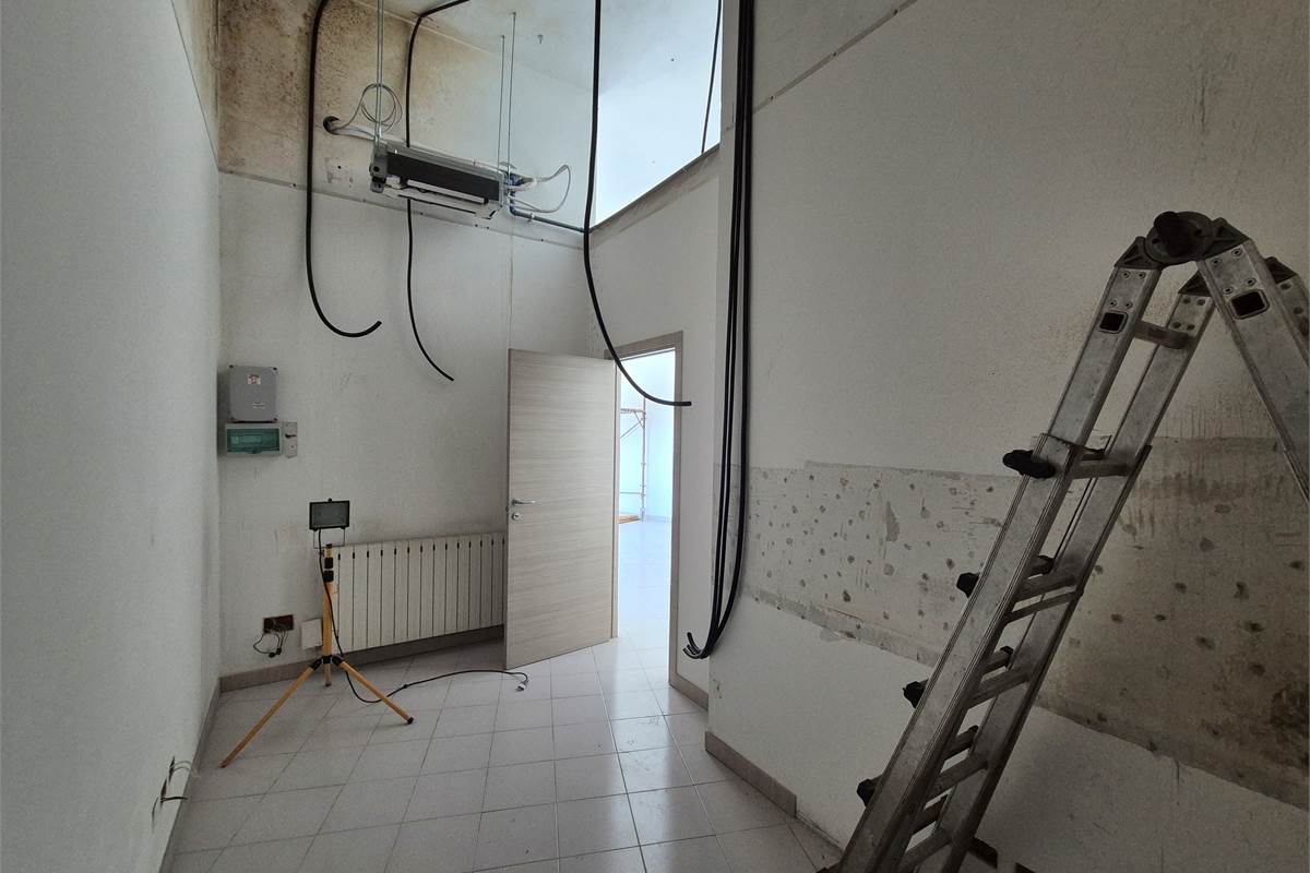 Vendesi ufficio completamente ristrutturato