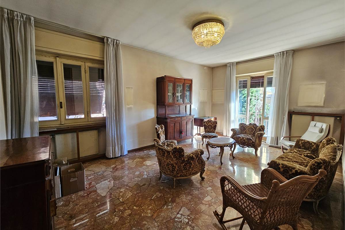 Ampia villa con due appartamenti a Uboldo 