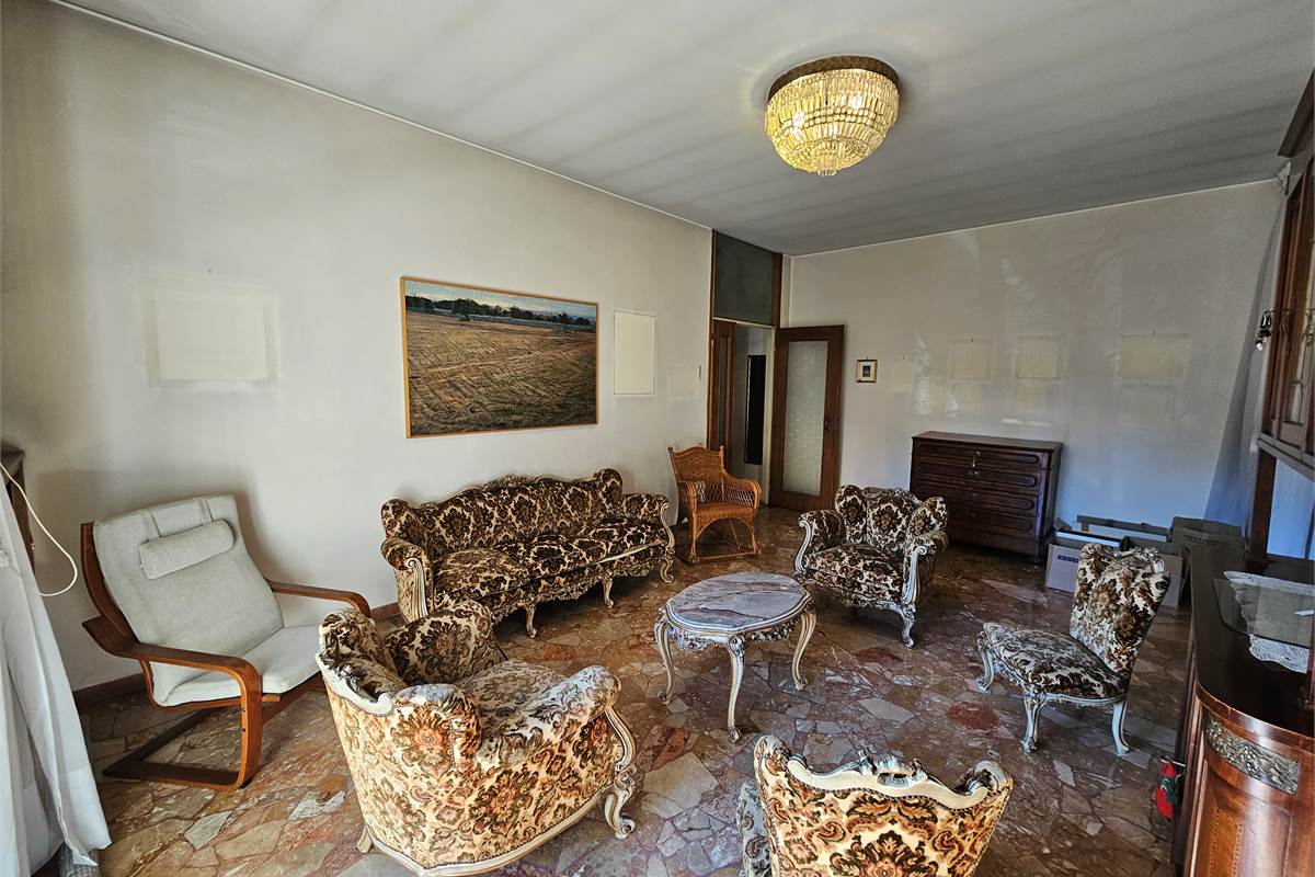 Ampia villa con due appartamenti a Uboldo 