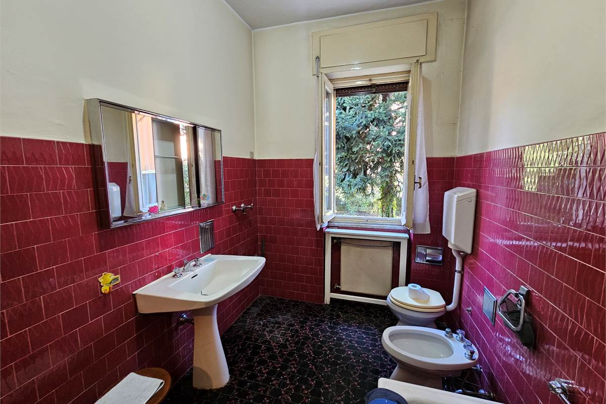 Ampia villa con due appartamenti a Uboldo 